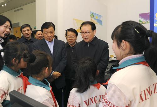 12月27日,中共中央政治局常委李長(zhǎng)春在北京中國(guó)美術(shù)館參觀全國(guó)文化信息資源共享工程“十一五”成果展。這是李長(zhǎng)春與北京海淀行知實(shí)驗(yàn)學(xué)校的小學(xué)生親切交談。新華社記者 饒愛民 攝