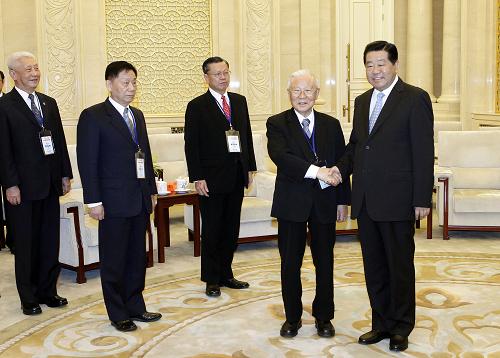 賈慶林會見臺灣新同盟會退役將領訪問團 4月7日,中共中央政治局常委、全國政協(xié)主席賈慶林在北京人民大會堂會見由許歷農(nóng)率領的臺灣新同盟會退役將領訪問團一行。 新華社記者劉建生攝