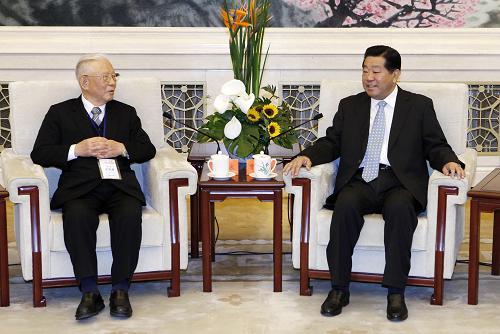 4月7日,中共中央政治局常委、全國政協(xié)主席賈慶林在北京人民大會堂會見由許歷農(nóng)率領的臺灣新同盟會退役將領訪問團一行。 新華社記者劉建生攝