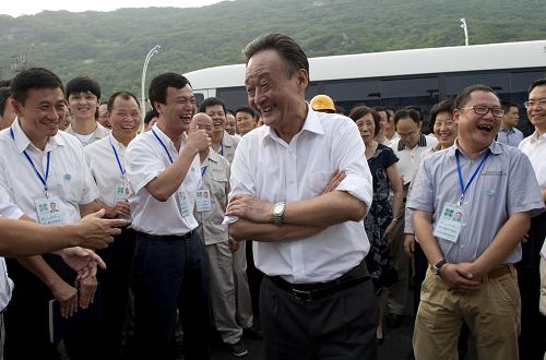 9月5日至7日,中共中央政治局常委、全國人大常委會委員長吳邦國在福建調(diào)研。這是吳邦國在平潭綜合實(shí)驗(yàn)區(qū)金井灣組團(tuán)工地同正在施工建設(shè)的閩臺員工親切交談。新華社記者 李學(xué)仁 攝