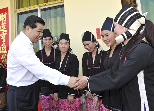 3月17日至22日,中共中央政治局常委、全國政協(xié)主席賈慶林在海南調(diào)研。這是3月20日,賈慶林在東方市大田鎮(zhèn)報(bào)白村庫區(qū)移民安置點(diǎn)看望村民。新華社記者 黃敬文 攝