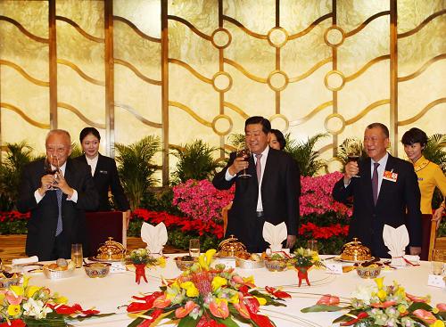 3月10日,全國政協(xié)辦公廳、中央統(tǒng)戰(zhàn)部在北京釣魚臺國賓館舉行招待會,宴請出席全國政協(xié)十一屆四次會議的香港特別行政區(qū)和澳門特別行政區(qū)全國政協(xié)委員。中共中央政治局常委、全國政協(xié)主席賈慶林出席。新華社記者 劉衛(wèi)兵 攝