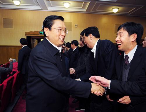 1月11日,國(guó)務(wù)院副總理張德江在全國(guó)政協(xié)禮堂出席“傾注三農(nóng) 情系農(nóng)民工”專(zhuān)題綜藝晚會(huì)暨首屆農(nóng)民工春節(jié)晚會(huì)。這是晚會(huì)前,張德江與農(nóng)民工代表親切握手。 新華社記者 張鐸 攝