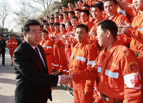 1月27日,中國(guó)國(guó)際救援隊(duì)圓滿完成赴海地地震搶險(xiǎn)救援任務(wù),回到北京。中共中央政治局委員、國(guó)務(wù)院副總理回良玉在中南海紫光閣看望會(huì)見全體赴海地救援隊(duì)員,代表黨中央、國(guó)務(wù)院向他們致以親切的慰問。 新華社記者 龐興雷 攝