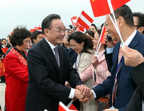 5月15日,中國全國人大常委會委員長吳邦國乘坐專機抵達(dá)維也納開始對奧地利進(jìn)行正式友好訪問。新華社記者 劉衛(wèi)兵 攝