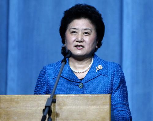劉延東出席俄羅斯“漢語年”閉幕式并發(fā)表講話 11月24日,在位于俄羅斯首都莫斯科的克里姆林宮大劇院,國務委員劉延東在俄羅斯“漢語年”閉幕式上發(fā)表講話。 當日,正在俄羅斯訪問的國務委員劉延東同俄羅斯副總理茹科夫在這里共同出席了俄羅斯“漢語年”閉幕式并發(fā)表講話。 新華社記者魯金博攝