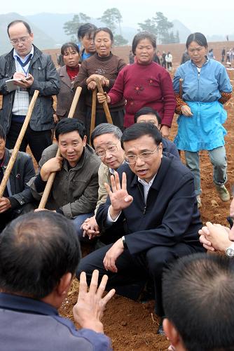 這是10月17日,李克強(qiáng)來到黔西南布依族苗族自治州萬屯鎮(zhèn),與正在地里秋種的村民交談,了解村民的生產(chǎn)生活情況。新華社記者 劉衛(wèi)兵 攝