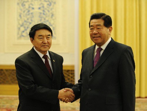 12月11日,全國(guó)政協(xié)主席賈慶林在北京人民大會(huì)堂會(huì)見蒙古國(guó)家大呼拉爾主席登貝爾勒。新華社記者 饒愛民 攝