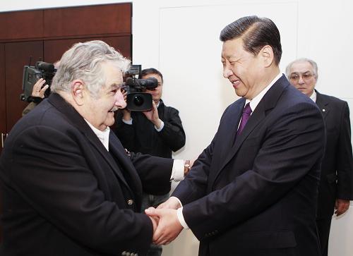 6月8日,正在烏拉圭進行正式訪問的中國國家副主席習(xí)近平在蒙得維的亞同烏拉圭總統(tǒng)穆??ㄅe行會談。 新華社記者鞠鵬攝