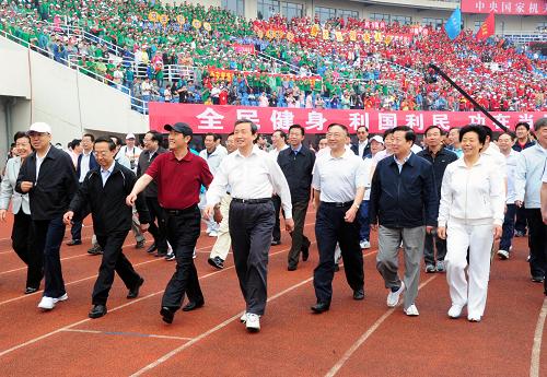 5月28日,國務(wù)委員兼國務(wù)院秘書長馬凱(前)在領(lǐng)導(dǎo)同志健步走活動中。當(dāng)日,中央國家機關(guān)第三屆職工運動會在北京國家奧林匹克體育中心舉行。新華社記者張鐸攝