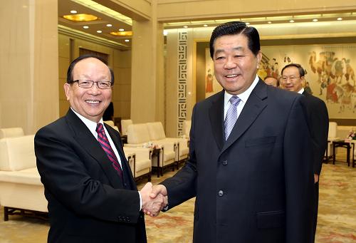 這是賈慶林在論壇開幕前會(huì)見中國國民黨副主席蔣孝嚴(yán)。新華社記者 姚大偉 攝