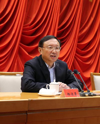 11月5日,國務(wù)委員、中央外辦主任楊潔篪在北京為“省部級干部學(xué)習(xí)貫徹習(xí)近平總書記系列講話精神研討班”作報告。新華社記者 劉衛(wèi)兵 攝