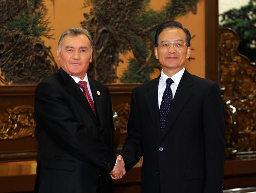 溫家寶會見塔吉克斯坦總理 10月15日,中國國務(wù)院總理溫家寶在北京人民大會堂會見塔吉克斯坦總理阿基洛夫。 新華社記者 李濤 攝