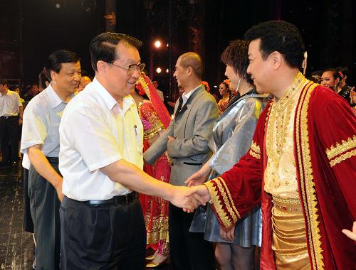 8月20日,中共中央政治局常委李長春在國家大劇院出席觀看中國東方演藝集團(tuán)有限公司參加國家藝術(shù)院團(tuán)優(yōu)秀劇目展演的歌舞晚會(huì)《愛的伊甸園》。這是演出結(jié)束后,李長春與演員親切握手。新華社記者 李濤 攝