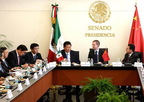 6月5日,國家主席習(xí)近平在墨西哥城會見墨西哥國會常設(shè)委員會主席安納亞(右二)、眾議長阿羅約(右一)及參眾兩院各專門委員會負(fù)責(zé)人。新華社記者 饒愛民 攝