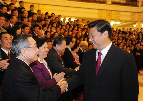 9月27日,中共中央政治局常委、中央書(shū)記處書(shū)記、國(guó)家副主席習(xí)近平在北京人民大會(huì)堂會(huì)見(jiàn)出席中國(guó)僑商聯(lián)合會(huì)第三次會(huì)員代表大會(huì)的全體代表。新華社記者 黃敬文 攝