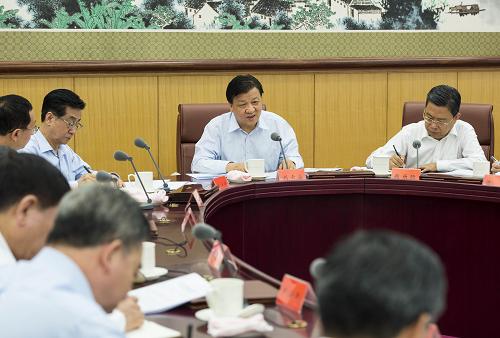 5月21日,中共中央政治局常委、中央黨的群眾路線教育實(shí)踐活動(dòng)領(lǐng)導(dǎo)小組組長(zhǎng)劉云山在北京主持召開(kāi)中央黨的群眾路線教育實(shí)踐活動(dòng)領(lǐng)導(dǎo)小組第一次全體會(huì)議。新華社記者 王曄 攝