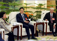 2003年3月11日,中共中央總書記胡錦濤參加十屆全國人大一次會議臺灣代表團的審議。 (新華社記者李學仁攝)