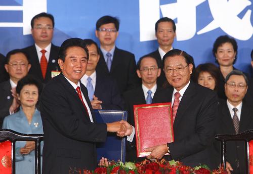 2008年11月4日,陳云林與江丙坤交換協(xié)議文本。當(dāng)日,海協(xié)會會長陳云林與?;鶗麻L江丙坤在臺北就海運直航等簽署協(xié)議。新華社記者 邢廣利 攝
