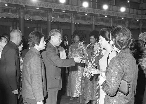 1972年12月12日,周恩來(lái)出席非洲國(guó)家駐中國(guó)使節(jié)舉行的招待會(huì)。 新華社發(fā)