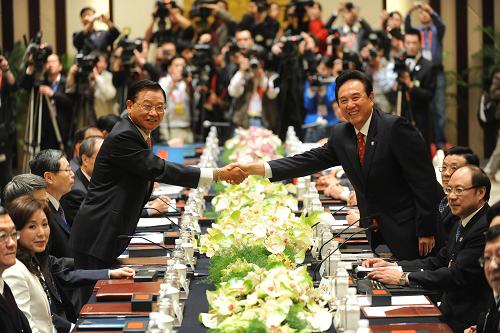 4月26日上午,海峽兩岸關系協(xié)會會長陳云林與海峽交流基金會董事長江丙坤在南京舉行會談。這是兩會恢復協(xié)商后領導人第三次會談。 新華社記者 韓瑜慶攝