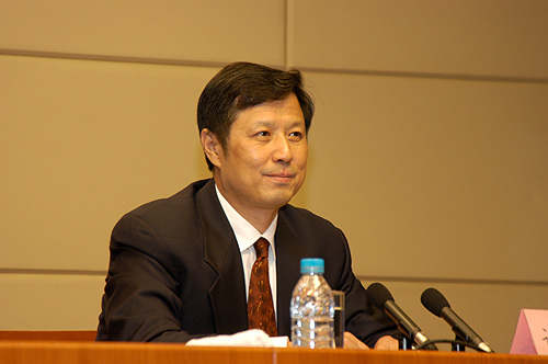 2007年11月29日(星期四)上午10時,國務(wù)院新聞辦公室舉行新聞發(fā)布會,請國家發(fā)展改革委副主任解振華、國家環(huán)??偩指本珠L張力軍、國家統(tǒng)計局副局長許憲春,介紹節(jié)能減排統(tǒng)計、監(jiān)測及考核實施方案和辦法的有關(guān)情況,并答記者問。圖為國家環(huán)保總局副局長張力軍。 中國政府網(wǎng) 張泳攝
