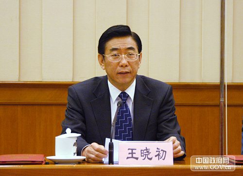 2007年12月7日(星期五)15時,全國防汛抗旱總結表彰會在人民大會堂舉行。圖為人事部副部長王曉初宣讀表彰決定。(中國政府網 陳競超 攝)
