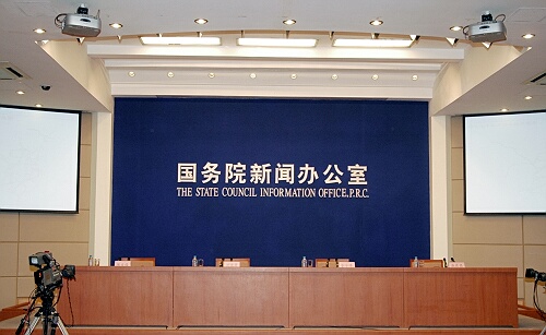 2007年12月18日(星期二)上午10:00國(guó)務(wù)院新聞辦公室舉行新聞發(fā)布會(huì),請(qǐng)交通部副部長(zhǎng)翁孟勇介紹“五縱七橫”國(guó)道主干線(xiàn)規(guī)劃與實(shí)施等方面情況,并答記者問(wèn)。圖為發(fā)布會(huì)即將開(kāi)始。中國(guó)政府網(wǎng) 郭小天 攝