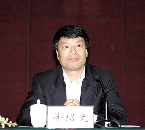 2007年12月25日下午15時(shí),國土資源部召開全國縣(市)、鄉(xiāng)(鎮(zhèn))、村級(jí)干部國土資源法律知識(shí)宣傳教育培訓(xùn)活動(dòng)電視電話會(huì)議。中國政府網(wǎng)對(duì)會(huì)議進(jìn)行圖文直播。 圖為國土資源部黨組書記、部長(zhǎng),國家土地總督察徐紹史。 中國政府網(wǎng) 郭小天攝