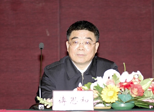 2007年12月25日下午15時,國土資源部召開全國縣(市)、鄉(xiāng)(鎮(zhèn))、村級干部國土資源法律知識宣傳教育培訓(xùn)活動電視電話會議。中國政府網(wǎng)對會議進行圖文直播。 圖為中組部部務(wù)委員兼組織局局長傅思和。 中國政府網(wǎng) 郭小天攝