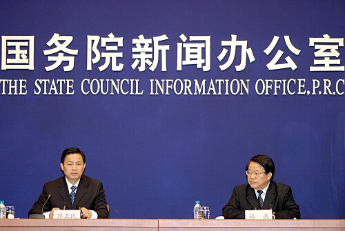 2007年12月27日(星期四)上午10時(shí),國(guó)務(wù)院新聞辦公室舉行新聞發(fā)布會(huì),請(qǐng)國(guó)務(wù)院新聞辦公室主任蔡武介紹中國(guó)以更加開放的姿態(tài)面對(duì)世界、面對(duì)媒體等情況,并答記者問。圖為發(fā)布會(huì)現(xiàn)場(chǎng)。 中國(guó)政府網(wǎng) 郭小天 攝