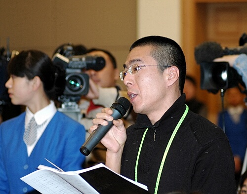 2007年12月27日(星期四)上午10時(shí),國(guó)務(wù)院新聞辦公室舉行新聞發(fā)布會(huì),請(qǐng)國(guó)務(wù)院新聞辦公室主任蔡武介紹中國(guó)以更加開(kāi)放的姿態(tài)面對(duì)世界、面對(duì)媒體等情況,并答記者問(wèn)。圖為新京報(bào)記者提問(wèn)。 中國(guó)政府網(wǎng) 郭小天 攝