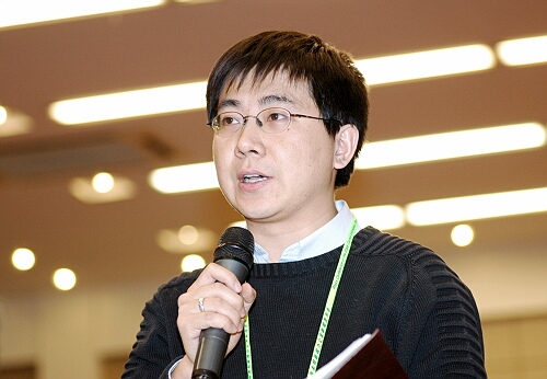 國(guó)新辦2008年1月14日(星期一)下午3時(shí)舉行新聞發(fā)布會(huì),請(qǐng)國(guó)務(wù)院產(chǎn)品質(zhì)量和食品安全領(lǐng)導(dǎo)小組成員、國(guó)家質(zhì)檢總局副局長(zhǎng)蒲長(zhǎng)城,介紹全國(guó)質(zhì)檢系統(tǒng)產(chǎn)品質(zhì)量和食品安全專(zhuān)項(xiàng)整治等方面情況。圖為中央電視臺(tái)記者提問(wèn)。中國(guó)政府網(wǎng) 郭小天 攝
