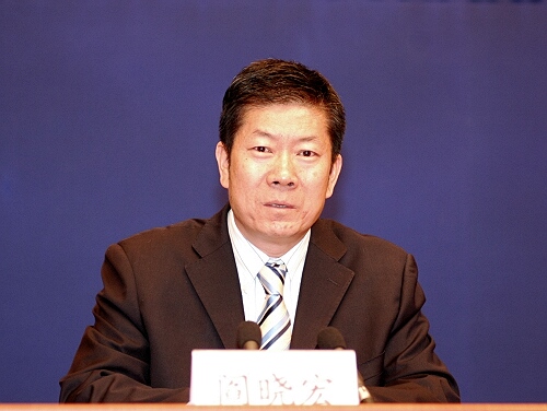 2008年1月17日(星期四)上午10時(shí)舉行新聞發(fā)布會(huì),請(qǐng)新聞出版總署副署長(zhǎng)、國(guó)家版權(quán)局副局長(zhǎng)閻曉宏以及公安部、信息產(chǎn)業(yè)部的有關(guān)領(lǐng)導(dǎo),介紹“打擊網(wǎng)絡(luò)侵權(quán)盜版專項(xiàng)行動(dòng)”等方面情況,并答記者問。圖為新聞出版總署副署長(zhǎng)、國(guó)家版權(quán)局副局長(zhǎng)閻曉宏。中國(guó)政府網(wǎng) 郭小天 攝