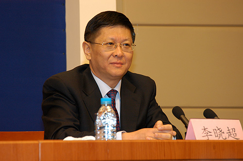 2008年1月24日上午10時(shí),統(tǒng)計(jì)局局長謝伏瞻介紹07年國民經(jīng)濟(jì)運(yùn)行情況。圖為國家統(tǒng)計(jì)局新聞發(fā)言人、國民經(jīng)濟(jì)綜合統(tǒng)計(jì)司司長李曉超。中國政府網(wǎng) 張泳 攝。