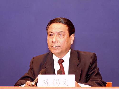 國(guó)務(wù)院新聞辦定于2008年1月31日(星期四)上午10時(shí)舉行新聞發(fā)布會(huì),請(qǐng)中央財(cái)經(jīng)領(lǐng)導(dǎo)小組辦公室副主任、中央農(nóng)村工作領(lǐng)導(dǎo)小組辦公室主任陳錫文介紹當(dāng)前農(nóng)業(yè)農(nóng)村政策、加強(qiáng)農(nóng)業(yè)基礎(chǔ)建設(shè)等方面有關(guān)情況,并答記者問。圖為陳錫文發(fā)言。中國(guó)政府網(wǎng) 郭小天 攝