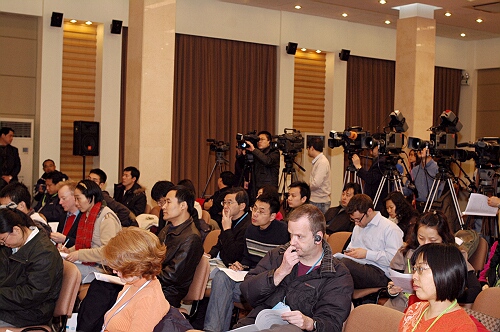 國新辦定于2008年1月31日(星期四)上午10時(shí)舉行新聞發(fā)布會(huì),請中央財(cái)經(jīng)領(lǐng)導(dǎo)小組辦公室副主任、中央農(nóng)村工作領(lǐng)導(dǎo)小組辦公室主任陳錫文介紹當(dāng)前農(nóng)業(yè)農(nóng)村政策、加強(qiáng)農(nóng)業(yè)基礎(chǔ)建設(shè)等方面有關(guān)情況,并答記者問。圖為發(fā)布會(huì)記者席。中國政府網(wǎng) 郭小天 攝