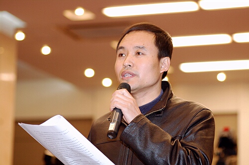 國(guó)新辦定于2008年1月31日(星期四)上午10時(shí)舉行新聞發(fā)布會(huì),請(qǐng)中央財(cái)經(jīng)領(lǐng)導(dǎo)小組辦公室副主任、中央農(nóng)村工作領(lǐng)導(dǎo)小組辦公室主任陳錫文介紹當(dāng)前農(nóng)業(yè)農(nóng)村政策、加強(qiáng)農(nóng)業(yè)基礎(chǔ)建設(shè)等方面有關(guān)情況,并答記者問。圖為央視記者提問。中國(guó)政府網(wǎng) 郭小天 攝
