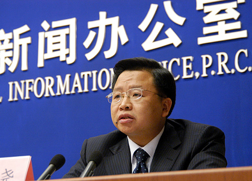 2008年2月19日(星期二)上午10時,國務(wù)院新聞辦公室舉行新聞發(fā)布會,林業(yè)局介紹雨雪冰凍災(zāi)害對中國林業(yè)影響及災(zāi)后重建工作。中國政府網(wǎng)進行現(xiàn)場直播。圖為國家林業(yè)局新聞發(fā)言人、新聞辦主任曹清堯回答記者提問。(中國政府網(wǎng) 陳競超 攝)