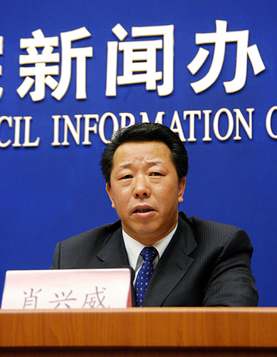 2008年2月19日(星期二)上午10時(shí),國務(wù)院新聞辦公室舉行新聞發(fā)布會(huì),林業(yè)局介紹雨雪冰凍災(zāi)害對(duì)中國林業(yè)影響及災(zāi)后重建工作。中國政府網(wǎng)進(jìn)行現(xiàn)場直播。圖為國家林業(yè)局資源司司長肖興威回答記者提問。(中國政府網(wǎng) 陳競超 攝)