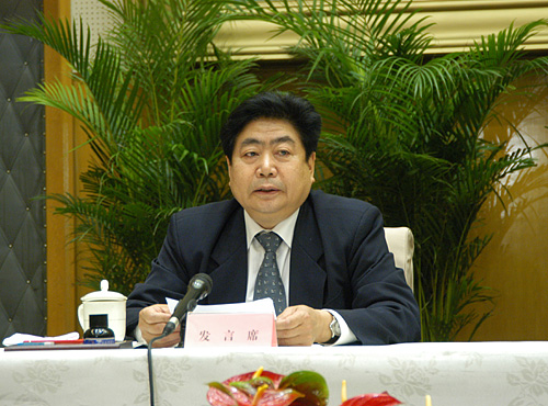 2月26日15時,國務(wù)院城鎮(zhèn)居民基本醫(yī)療保險擴(kuò)大試點(diǎn)工作電視電話會議在國務(wù)院小禮堂召開。中國政府網(wǎng)進(jìn)行現(xiàn)場直播。圖為國務(wù)院城鎮(zhèn)居民基本醫(yī)療保險試點(diǎn)評估專家組組長王東進(jìn)作評估報告。(中國政府網(wǎng) 陳競超 攝)