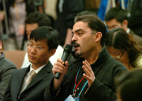 2008年4月9日上午10時(shí),國(guó)務(wù)院新聞辦舉行新聞發(fā)布會(huì),西藏自治區(qū)主席向巴平措、中共中央統(tǒng)戰(zhàn)部副部長(zhǎng)斯塔介紹近期西藏有關(guān)情況,并答記者問(wèn)。圖為半島電視臺(tái)記者提問(wèn)。(新華網(wǎng) 陳競(jìng)超 攝)