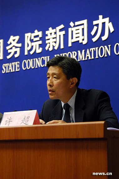 國(guó)家知識(shí)產(chǎn)權(quán)局新聞發(fā)言人尹新天,國(guó)家工商行政管理總局商標(biāo)局副局長(zhǎng)范漢云,國(guó)家版權(quán)局版權(quán)管理司副司長(zhǎng)許超介紹2007年中國(guó)知識(shí)產(chǎn)權(quán)保護(hù)狀況等方面情況,并答記者問(wèn)。 圖為國(guó)家版權(quán)局版權(quán)管理司副司長(zhǎng)許超回答記者提問(wèn)。中國(guó)政府網(wǎng) 張泳攝