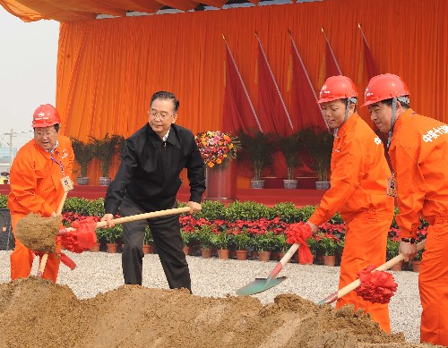 4月18日,國務(wù)院總理溫家寶出席京滬高速鐵路開工典禮,并與工人代表一起為京滬高速鐵路奠基。新華社記者 高潔 攝