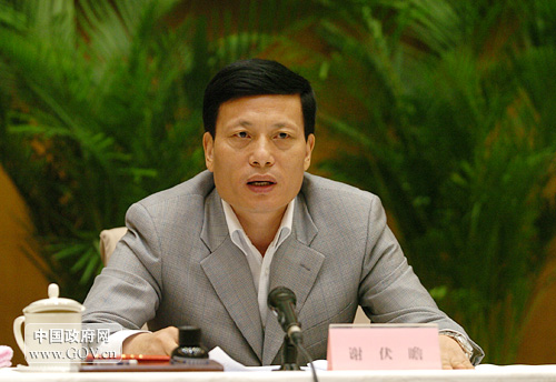 2008年5月12日10時(shí),第二次全國(guó)經(jīng)濟(jì)普查電視電話會(huì)議在國(guó)務(wù)院小禮堂舉行。圖為統(tǒng)計(jì)局局長(zhǎng)謝伏瞻匯報(bào)第二次全國(guó)經(jīng)濟(jì)普查準(zhǔn)備工作進(jìn)展情況和下一步工作安排。(中國(guó)政府網(wǎng) 陳競(jìng)超 攝)