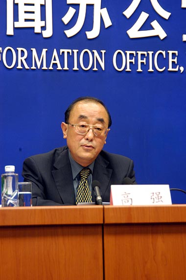 2008年5月15日16時(shí),國務(wù)院新聞辦請國務(wù)院抗震救災(zāi)指揮部醫(yī)療防疫組組長、衛(wèi)生部黨組書記高強(qiáng)介紹抗震救災(zāi)醫(yī)療救援情況,并答記者問。圖為衛(wèi)生部黨組書記高強(qiáng)介紹抗震救災(zāi)醫(yī)療救援情況。中國政府網(wǎng) 張泳攝