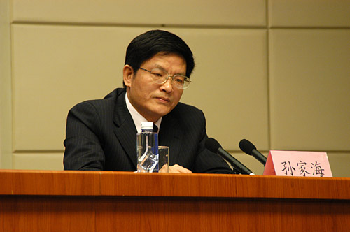 2008年5月15日16時(shí),國務(wù)院新聞辦請(qǐng)國務(wù)院抗震救災(zāi)指揮部醫(yī)療防疫組組長、衛(wèi)生部黨組書記高強(qiáng)介紹抗震救災(zāi)醫(yī)療救援情況,并答記者問。圖衛(wèi)生部新聞發(fā)言人、辦公廳副主任孫家海先生。中國政府網(wǎng) 張泳攝