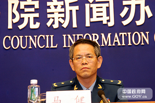 2008年5月18日,國務(wù)院新聞辦舉行發(fā)布會,請總參作戰(zhàn)部副部長馬健空軍少將,國防部新聞發(fā)言人、新聞事務(wù)局局長胡昌明大校,總政治部群眾工作辦公室副主任郭增奎大校,總后勤部司令部戰(zhàn)勤計劃局局長謝維寬大校,總裝備部綜合計劃部戰(zhàn)勤保障局局長馬改河大校和武警部隊司令部作戰(zhàn)勤務(wù)部部長張金良大校介紹人民解放軍和武警部隊抗震救災(zāi)情況,并答記者問。