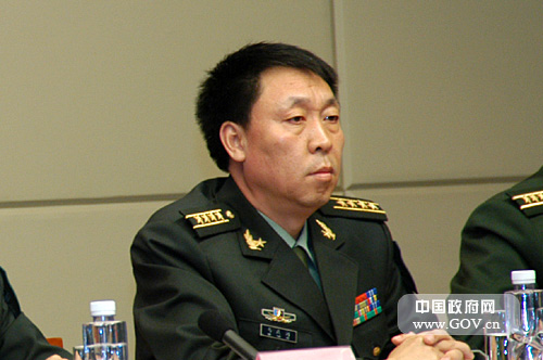 2008年5月18日,國(guó)務(wù)院新聞辦舉行發(fā)布會(huì),請(qǐng)總參作戰(zhàn)部副部長(zhǎng)馬健空軍少將,國(guó)防部新聞發(fā)言人、新聞事務(wù)局局長(zhǎng)胡昌明大校,總政治部群眾工作辦公室副主任郭增奎大校,總后勤部司令部戰(zhàn)勤計(jì)劃局局長(zhǎng)謝維寬大校,總裝備部綜合計(jì)劃部戰(zhàn)勤保障局局長(zhǎng)馬改河大校和武警部隊(duì)司令部作戰(zhàn)勤務(wù)部部長(zhǎng)張金良大校介紹人民解放軍和武警部隊(duì)抗震救災(zāi)情況,并答記者問。