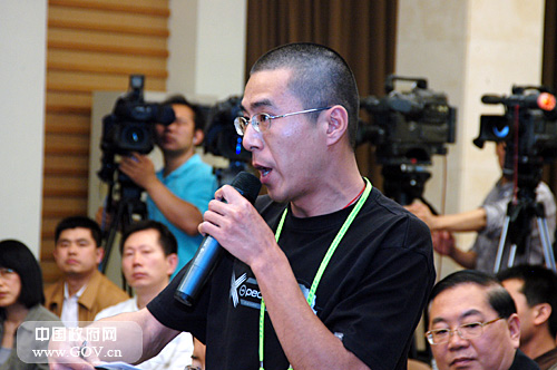 2008年5月18日,國務(wù)院新聞辦舉行發(fā)布會(huì),請(qǐng)總參作戰(zhàn)部副部長馬健空軍少將,國防部新聞發(fā)言人、新聞事務(wù)局局長胡昌明大校,總政治部群眾工作辦公室副主任郭增奎大校,總后勤部司令部戰(zhàn)勤計(jì)劃局局長謝維寬大校,總裝備部綜合計(jì)劃部戰(zhàn)勤保障局局長馬改河大校和武警部隊(duì)司令部作戰(zhàn)勤務(wù)部部長張金良大校介紹人民解放軍和武警部隊(duì)抗震救災(zāi)情況,并答記者問。